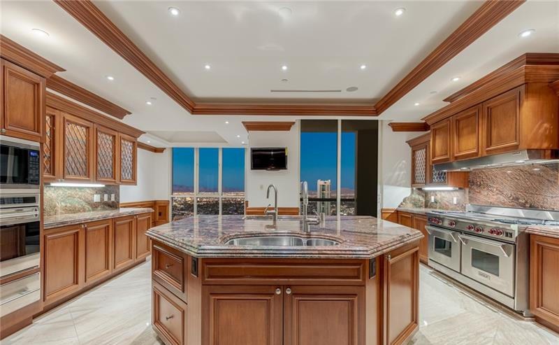 Luxury penthouse in Turnberry Place, Las Vegas, NV